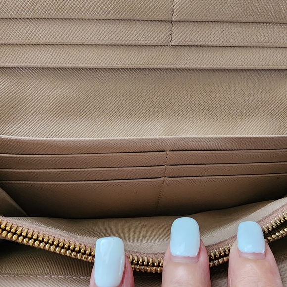 Prada Wallet - Picture 7 of 9